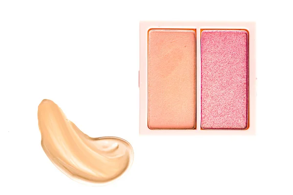 Oční stíny prášek nebo červená make-up paleta jako ploché ležel, růžové a oranžové kosmetické šmouhy, oční stíny a lesk na rty izolované na bílém pozadí, kosmetika flatlay detailní a kosmetické make-up textury — Stock fotografie