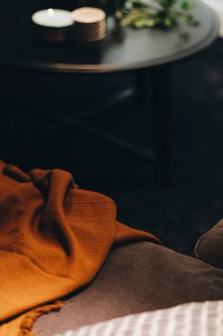 Modern ev veya apartmanda ev dekorasyonu, lüks mobilyalar ve dekorasyon ayrıntıları