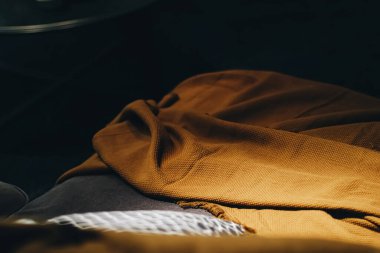 Modern ev veya apartmanda ev dekorasyonu, lüks mobilyalar ve dekorasyon ayrıntıları