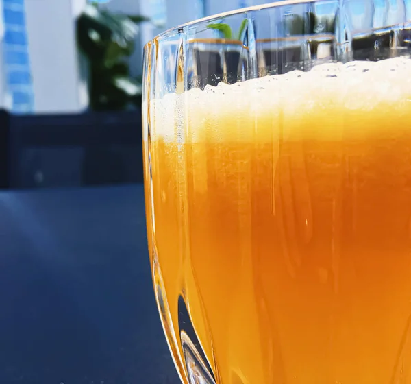 Boissons saines, fruits, vitamines et boissons, jus d'orange frais dans un restaurant de luxe en plein air, service alimentaire et concept de petit déjeuner à l'hôtel — Photo