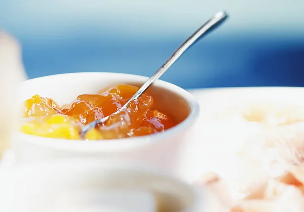 Desayuno al aire libre en verano, jamón, mermelada, mantequilla y jamón —  Fotos de Stock