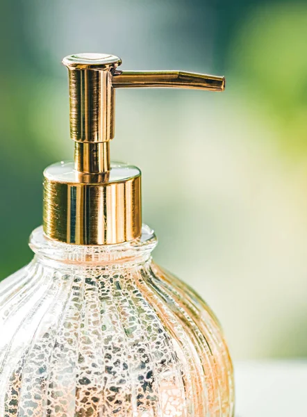 Tvål dispenser på badrum spa, inredning och inredning. Handkräm eller antibakteriell flytande rengöringsmedel, virusskydd och hygien — Stockfoto
