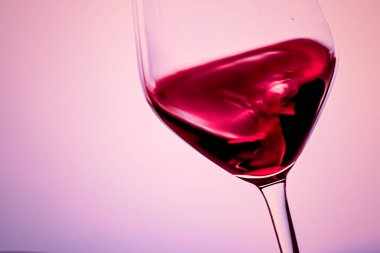 Kristal bardakta kaliteli kırmızı şarap, alkol içeceği ve lüks aperatif, oenoloji ve ekoloji ürünü.