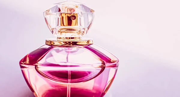 Damenparfüm, rosa Köln-Flasche als Vintage-Duft, Eau de Parfum als Urlaubsgeschenk, Luxus-Parfümeriemarke vorhanden — Stockfoto