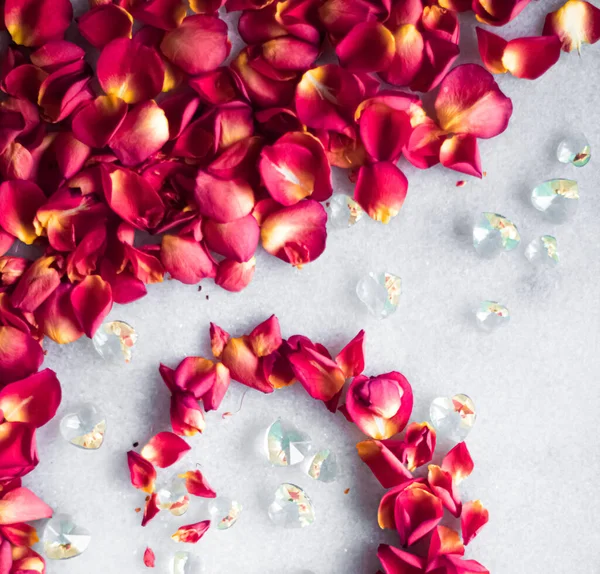 Pétales de rose sur fond de marbre, décor floral et flatlay de mariage, fond de carte de voeux de vacances pour l'invitation à l'événement, design plat laïc — Photo