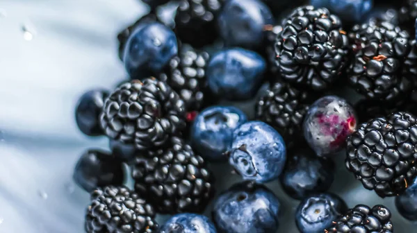 Blåbär och björnbär som frukt bakgrund, hälsosam mat och bärsaft, vegan mellanmål och kost näring — Stockfoto