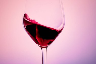 Kristal bardakta kaliteli kırmızı şarap, alkol içeceği ve lüks aperatif, oenoloji ve ekoloji ürünü.