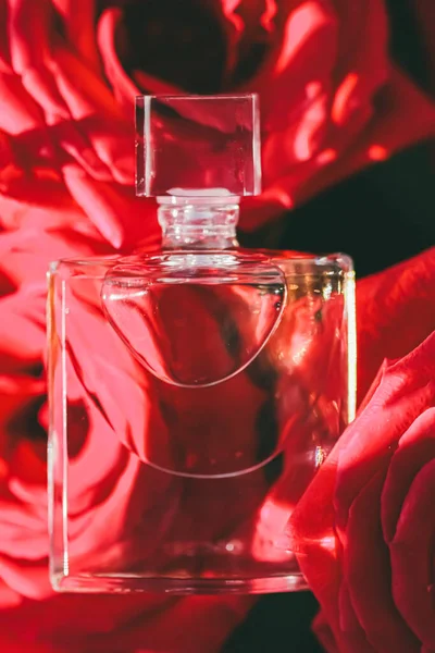 Perfumy kwiatowe w lecie, perfumy jako prezent luksusowy, piękno płaskie tło i reklama produktów kosmetycznych — Zdjęcie stockowe