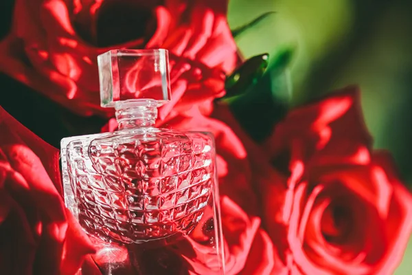 Floraler Duft und Blumen, Parfümerie als Luxusgeschenk, Beauty-Flatlay-Hintergrund und Kosmetikwerbung — Stockfoto