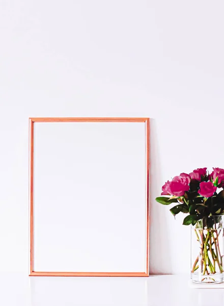 Moldura de ouro rosa em móveis brancos, decoração de casa de luxo e design para mockup, impressão de cartaz e arte imprimível, vitrine loja on-line — Fotografia de Stock