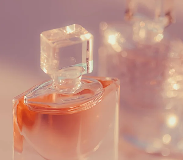 Kwiatowy zapach i kobiece perfumy, perfumy jako luksusowe piękno i kosmetyczny produkt — Zdjęcie stockowe