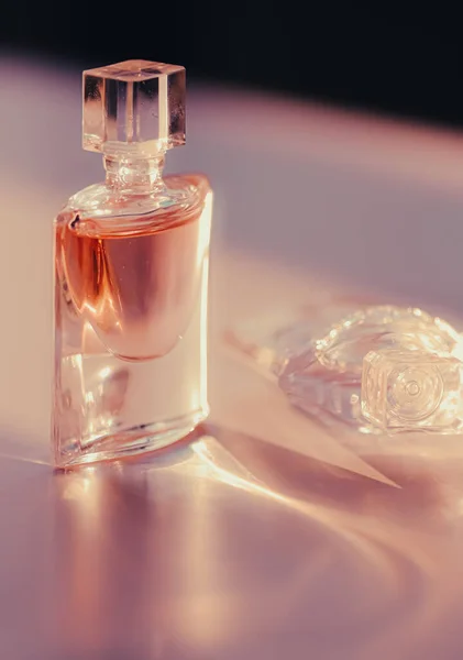 Parfum floral en lumière du matin rose, parfumerie comme produit de beauté et cosmétique de luxe — Photo