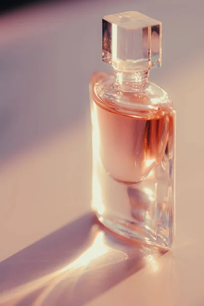 Свіжі парфуми на заході сонця, парфумерія як розкішна краса та косметичний продукт — стокове фото