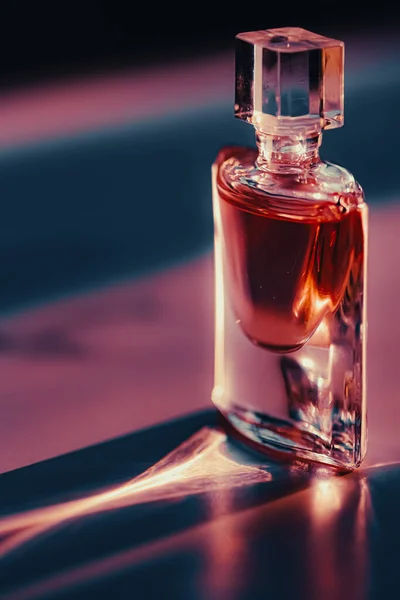 Parfümflasche bei Sonnenuntergang, Parfümerie als Luxusschönheit und Kosmetikprodukt — Stockfoto