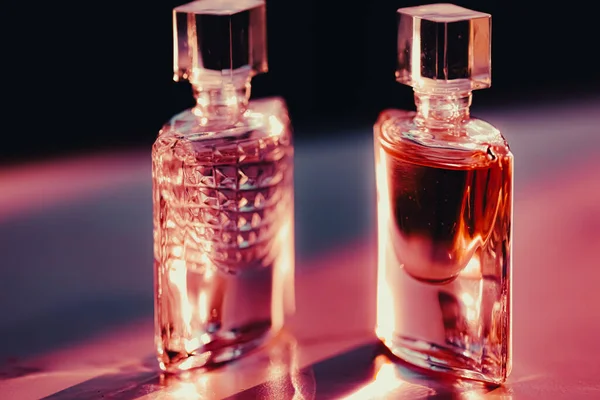 Duas garrafas de perfume ao pôr do sol, perfumaria como beleza de luxo e produto cosmético — Fotografia de Stock