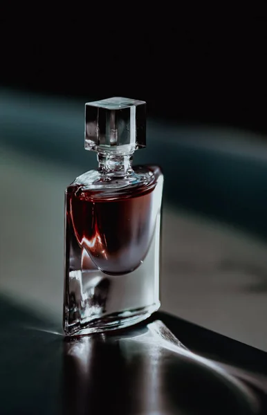 Нічний аромат у гламурній пляшці парфумів, парфумерія як розкішна краса та косметичний продукт — стокове фото