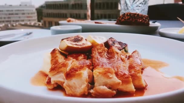Pollo en salsa dulce en restaurante — Vídeos de Stock