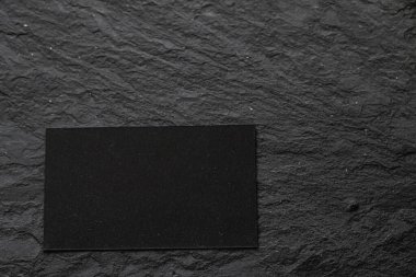 Düz arkaplan olarak taşın üzerindeki boş siyah kart