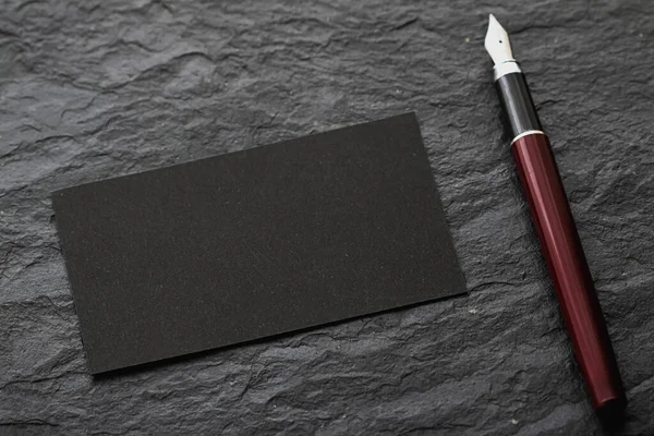 Tarjeta de visita negra en blanco para maqueta y bolígrafo, marca de lujo y diseño de identidad corporativa — Foto de Stock