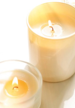 Kokulu mumlar lüks spa arka planında ve banyo dekorunda aromaterapi için organik aroma mumu ve rahat atmosfer, güzellik ve sağIık