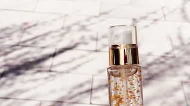 Organik kozmetik ürünleri, yazın açık havada.