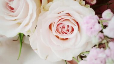 Güzel gül çiçek aranjmanı düğün süsü olarak, bir buket çiçek.