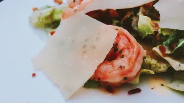 Salada Cesar com camarões em um restaurante — Vídeo de Stock