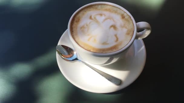 Café para el desayuno en la cafetería en el día soleado — Vídeos de Stock