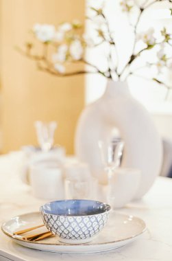 Modern ev veya apartmanda ev dekorasyonu, lüks mobilyalar ve dekorasyon ayrıntıları