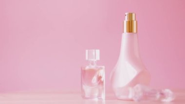 Pembe arka planda lüks organik parfüm seti