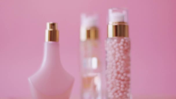 Zestaw kosmetyków i makijażu na różowym tle — Wideo stockowe