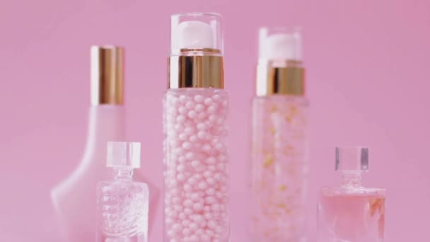 Schoonheid en cosmetische producten op roze achtergrond — Stockvideo