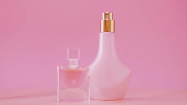 Promocja produktów perfum kwiatowych na różowym tle — Wideo stockowe
