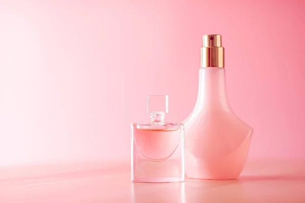 Parfémy láhve, luxusní set na růžovém pozadí — Stock fotografie
