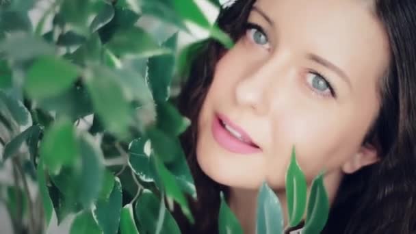 Красота лица портрет улыбающейся юной брюнетки с голубыми глазами, красивая женщина на природе, летние путешествия и тропическое настроение — стоковое видео