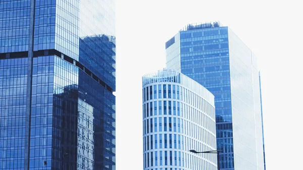 Edifício de escritórios corporativos no distrito financeiro, arranha-céus modernos no centro da cidade, negócios imobiliários comerciais e arquitetura contemporânea — Fotografia de Stock