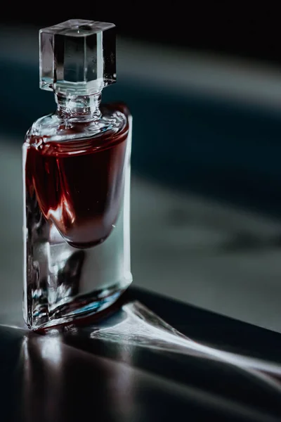 Розкішна парфумерна пляшка, краса та косметика — стокове фото