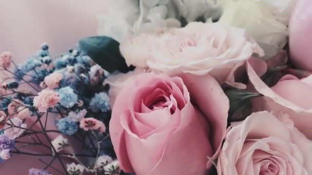 Pastelová kytice čerstvých květin jako svatební a výroční dárek