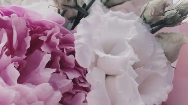 Pastel boeket van verse bloemen als bruiloft en jubileum cadeau — Stockvideo