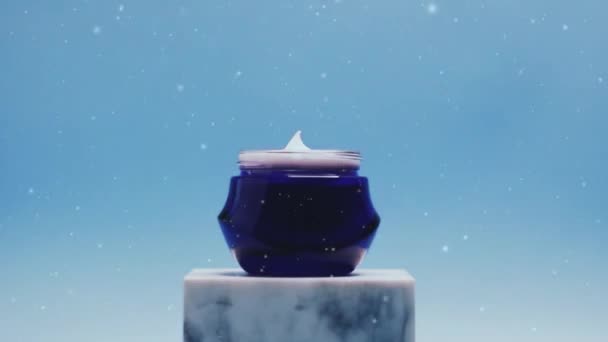 Ομορφιά κρέμα προσώπου ως προϊόν φροντίδας του δέρματος το χειμώνα, πτώση χιονιού σε μπλε φόντο, spa και καλλυντικά — Αρχείο Βίντεο