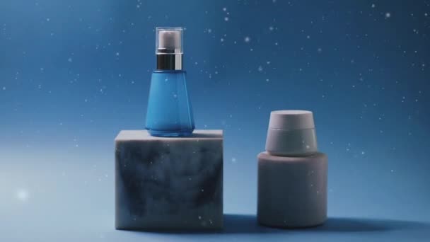 Productos para el cuidado de la piel en invierno, nieve que cae sobre fondo azul, belleza y cosméticos — Vídeo de stock