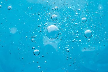 Mavi su dokusu su arka planı, doğa ve bilim konsepti, cilt kozmetik ürünleri ve hijyen makrosu kapanışı