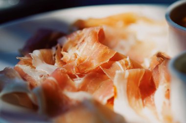 Yazın açık havada kahvaltı, jambon, reçel, tereyağı ve jambon.