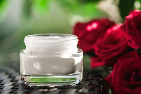 Κρέμα προσώπου moisturiser ως προϊόν περιποίησης και bodycare πολυτελείας, home spa και βιολογικά καλλυντικά ομορφιάς για φυσική περιποίηση δέρματος πρωινή ρουτίνα — Φωτογραφία Αρχείου