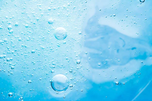 Mavi su dokusu su arka planı, doğa ve bilim konsepti, cilt kozmetik ürünleri ve hijyen makrosu kapanışı