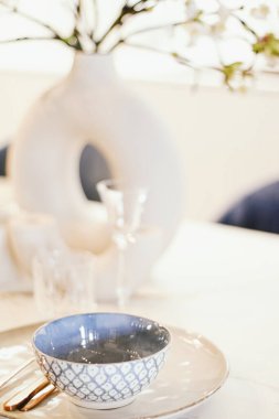 Modern ev veya apartmanda ev dekorasyonu, lüks mobilyalar ve dekorasyon ayrıntıları