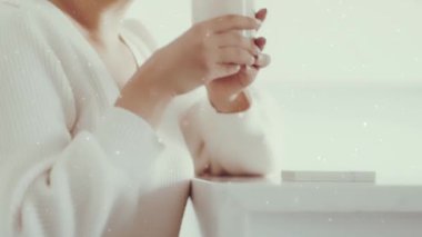 Kışın ve Noel mevsiminde aromatik mumu olan kadın, rahat atmosfer, ev dekorasyonu ve ev yapımı, kar ve Noel parıltısı