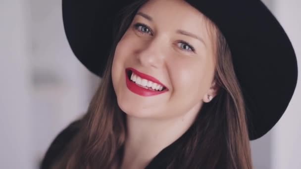 Franse stijl mode en accessoire, parijse vrouw met stijlvolle zwarte hoed poseren en glimlachen, mooie europese Kaukasische model, stijlvolle en modieuze retro — Stockvideo