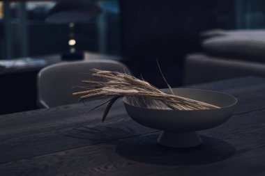 Modern ev veya apartmanda ev dekorasyonu, lüks mobilyalar ve dekorasyon ayrıntıları