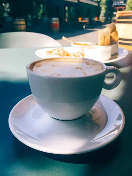 Cappuccino σε καλοκαιρινό καφέ σε εξωτερικούς χώρους — Φωτογραφία Αρχείου